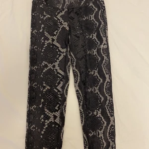 Tights från casall  - Använda en gång och är i nyskick. Storlek xs men passar en s 