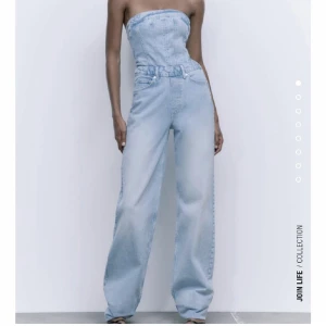 Zara jumpsuit jeans - jumpsuit från zara 🤎🤎endast använd en gång. Den är i storlek L, men liten i storlek så den passar mig som har M vanligtvis   Nypris: 600kr. Säljer för 500 då den är nästan oanvänd. Frakt ingår i priset🤎