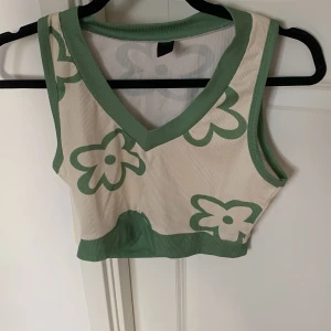Blommig topp - Grön blommig topp från shein. Prefekt till sommaren. Storlek xs