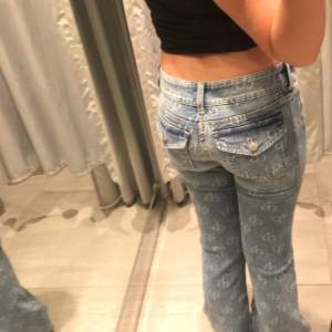 (Bilderna togs innan jag köpte dom) low flare jeans med fina fickor från hm, nästan helt slutsålda överallt 🤍