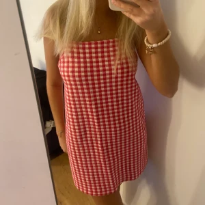 Rutig klänning - Jättegullig klänning från zara som är perfekt till sommaren!! Använd några få gånger. Storlek M men skulle säga att den passar S-L❤️