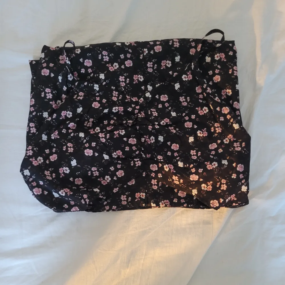 Maxiklänning från hm i det tunnare slaget med blommönster och justerbara band.. Mekot.