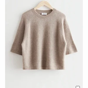 Stickad tröja  - Säljer denna jätte fina stickade tröjan från otherstories! Den är i storlek S men skulle passa xs-m. Köptes för 600kr och är i nyskick💕 köp direkt för 400