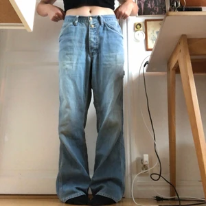 Pösiga Cat byxor - Pösiga arbetarbyxor från märket Cat! De är i väldigt anvät skick..! De har stora hål baktill, några fläckar och upptrampade sömmar nedtill (kan skicka bild på pm!) Säljer dem då de är för långa på mig som är 158cm. De är i någon typ av jeans-manchester :)