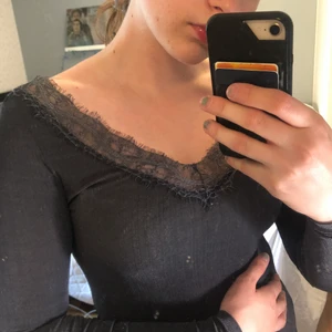 Spetstopp från HM - Blågrå spetstopp från HM. Storlek xs men är så stretchig att den passar mig som är m (men tight). 