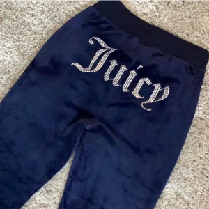 Juicy couture - Juicy byxa inte använda mycket alls, köpta för 1100 och säljer för 250. Säljer pga lite stora för mig 🫶🏻