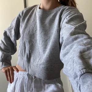 Grå sweatshirt  - Köparen står för frakten. Priset kan sänkas vid snabbt köp. Hör av dig vid frågor🤗