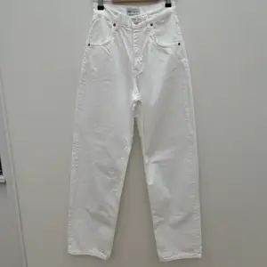 Vita högmidjade jeans med vida ben från Zara. Aldrig använda.