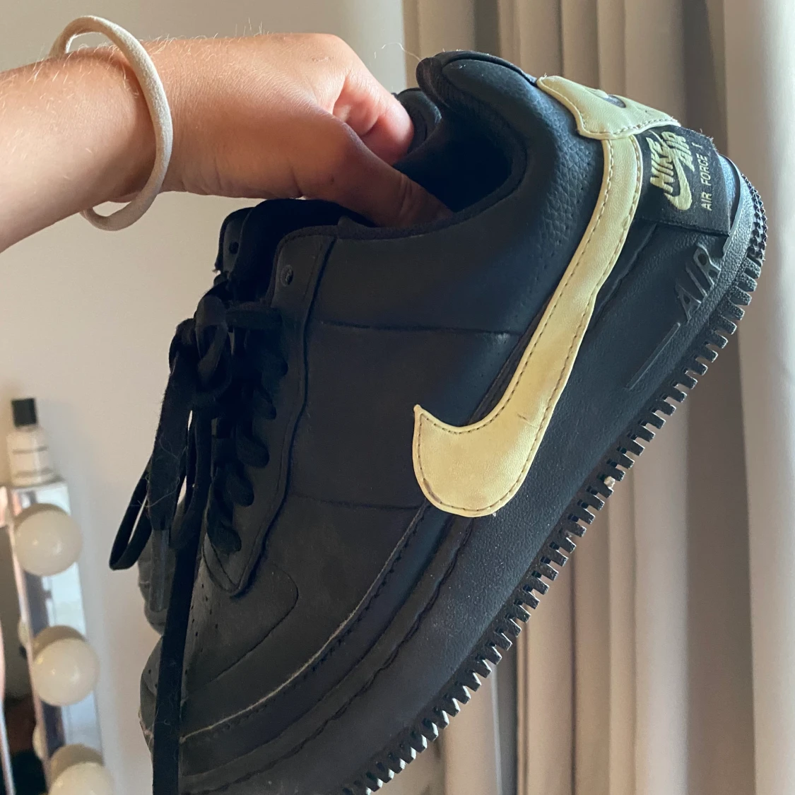 Nike air force 1 svarta med neon strl 38,5