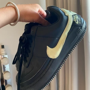 Nike air force 1 svarta med neon strl 38,5 - Säljer pga tröttnat lite på dem då jag haft dom några år. Är i bra skick och lätta att rengöra! 
