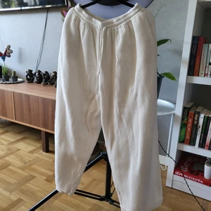 Vita stickade byxor - Vita stickade mjukisbyxor från märket OM&AH. Endast testade och i mycket fint skick.