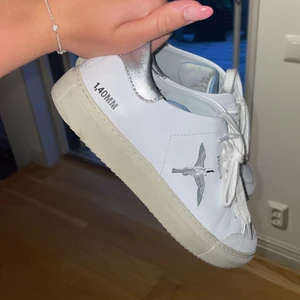 Arigato skor - Säljer dessa super fina Arigato skor då de knappt kommer till användning. Köpta förra året och knappt använda. Nypris ca 2000kr💕  Dustbag finns!!