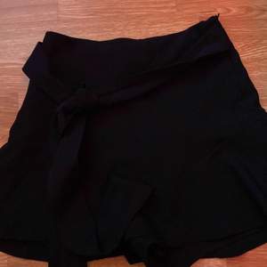 Köp inte direkt! Jätte gullig Svart kjol från Zara. Väl använd men fortfarande i perfekt skick! Dragkedja finns på sidan och midje band på varsin sida av höfterna. pris kan diskuteras💕 (köparen står för frakt)