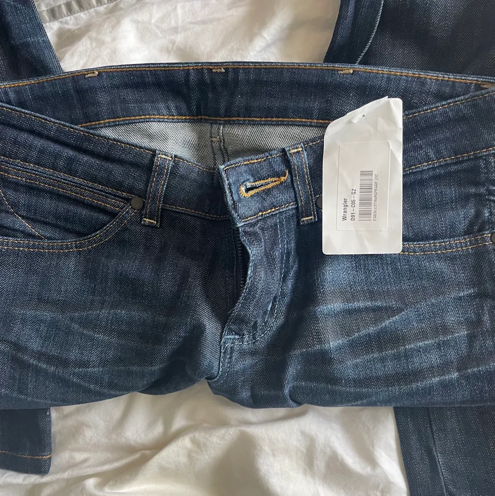 Jättefina lågmidjade jeans från Wrangler. Tyvärr för små, även dessa köpa på Zalando Zircle. Storlek 27/32 och väldigt långa på mig som är 175/176.. Jeans & Byxor.