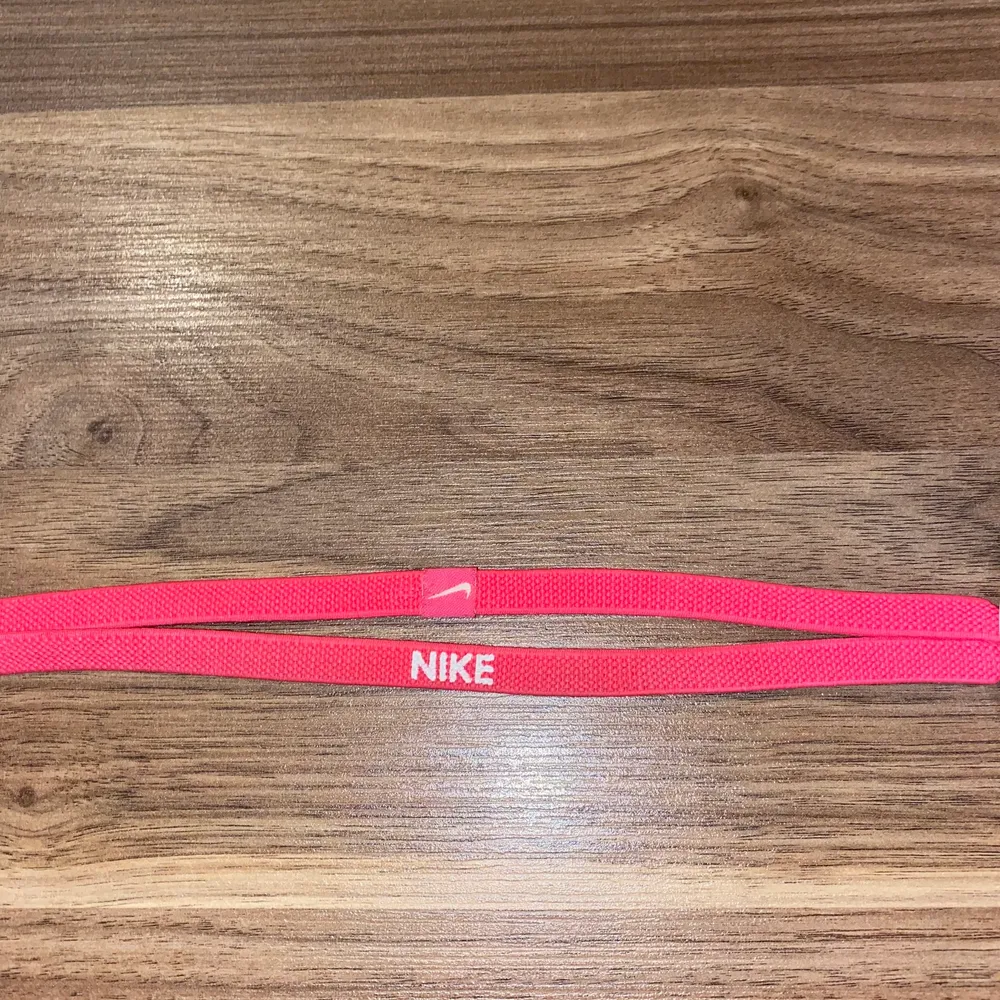Dessa fina och sportiga Nike hårband köptes på Intersport.⚽️ Men har bara använts 2-4 gånger. Så de är i rätt så bra skick, ordenarie pris 120kr säljs för 45kr. (Köparen står för frakten)💗. Accessoarer.