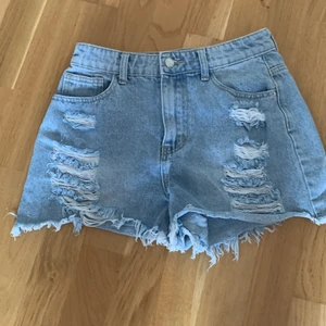 Jeansshorts - Säljer dessa jättefina jeansshorts som tyvärr är alldeles för stora för mig. Använda max tre gånger! 💕 Buda över 120💕