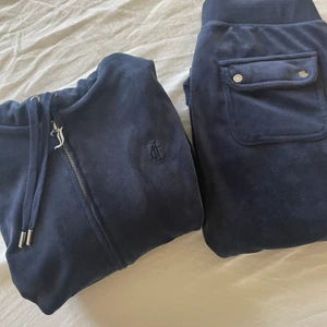 Juicy couture  - Säljer mitt mörkblåa juicy set pågrund av att de inte kommer till användning länge, båda delarna är i storlek S och har använts fåtals gånger💕 1700kr + frakt 