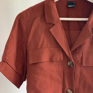 Brun blus - En fin brun blus ifrån Gina Tricot🧸 Använd endast 1 gång🙈 den har resårband längst ner så att den sitter åt i midjan 🫶🏼