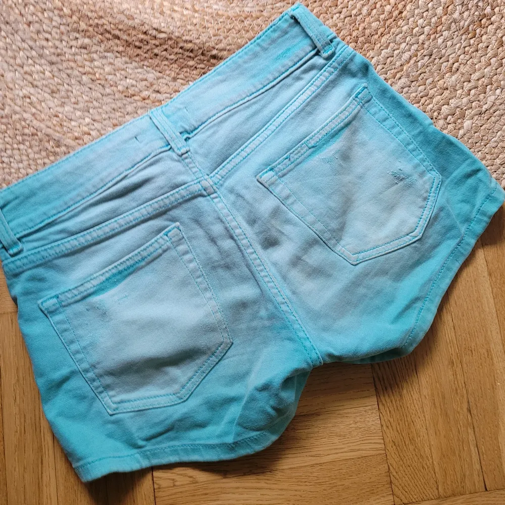 Snygga shorts turkosblå med slitningar fram.. Shorts.