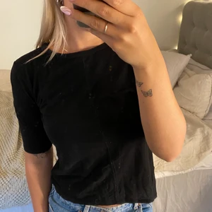 Basic t-shirt från CW - Vanlig svart T-shirt från Carinwester. Den har lite tajtare armar än vanligt och en söm i mitten som detalj🫶🏻 Som nyskick ( spegeln är smutsig inte tröjan)