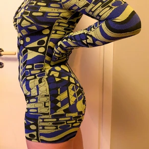 URBAN OUTFITTERS BODYSUIT - Onepiece/bodysuit från Urban outfitters med shorts modell och lång dragkedja som kan skysteras på framsidan av plagget. - coolt mönster - stretchigt tyg - använd fåtal gånger - nyskick