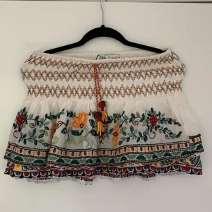 Zara kjol - Säljer denna UNDERBARA kjol från Zara som säljs utav den enda anledningen att den inte passar min storlek. Denna kjol är ju bara drömmen!! Frakt ingår🤍