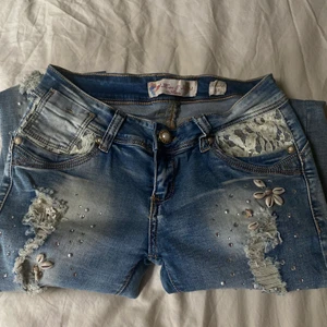 Zac & Zoe jeans🐚 - Jättecoola jeans från Zac & Zoe🐚 De är i bra skick och är snålt använda. De passar mig som vanligtvis har storlek S/26 i byxor. 