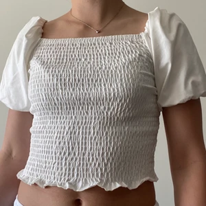 Vit blus/ topp - Köparen står för frakten och betalning sker via swish.