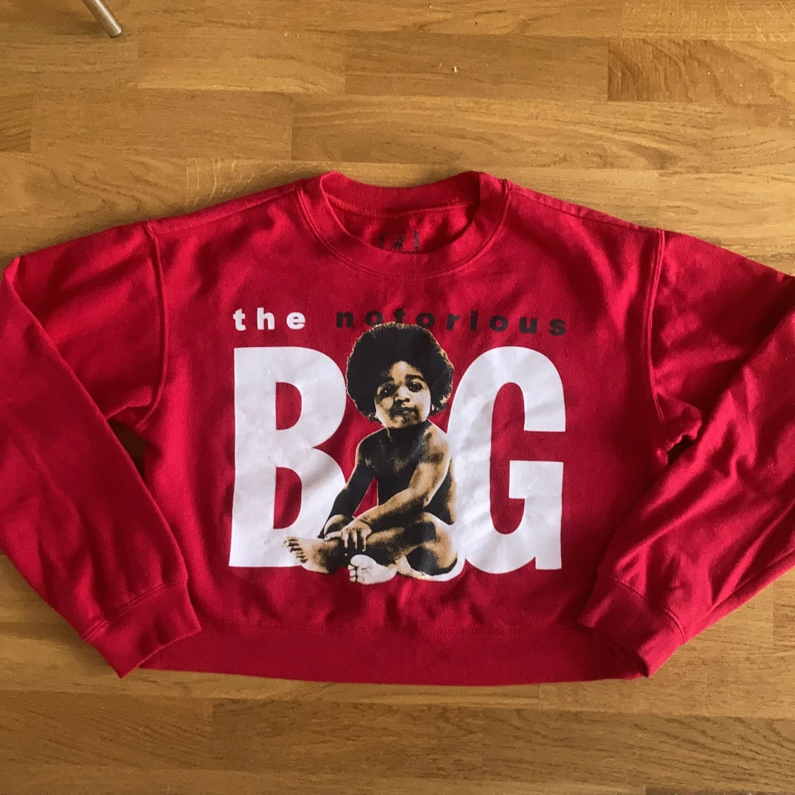 Croppad collegetröja The notorious B.I.G