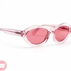 Rosa Quay Australia solglasögon  - Säljer ett par supercoola solglasögon från märket Quay Australia då de tyvärr inte passar min dotters näsa. Solglasögonen har endast provats och putsduken är oöppnad. Nypris är 490kr så detta kan bli ditt nästa kap;)