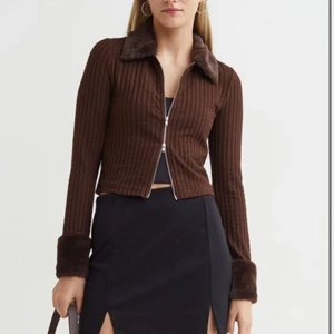 H&M Faux fur collar cardigan - Köpte en brun och en blå för att jag gillade den coola stylen, blev dock för mycket för min smak eftersom jag i vanliga fall bär basic kläder. Helt nytt skick, aldrig använt.