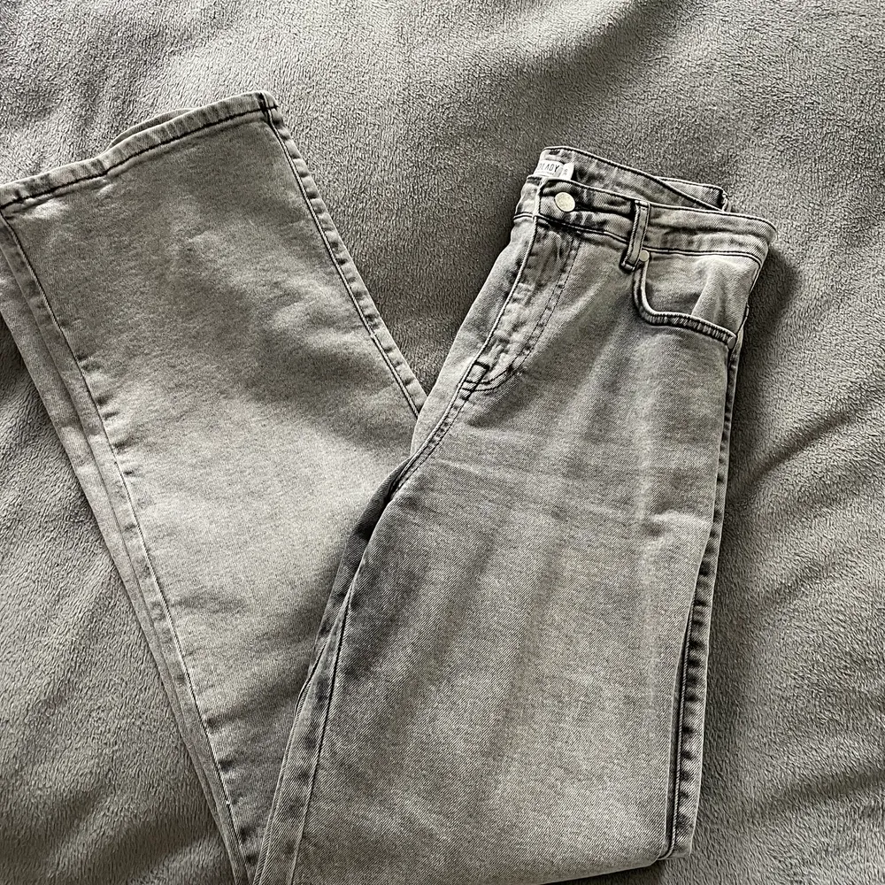Snygga, stentvättade/grå jeans från Madlady. Storlek 38 längd 32. Använda ett fåtal ggr. Kom privat för fler bilder. Nypris 499kr 89kr + frakt. Jeans & Byxor.