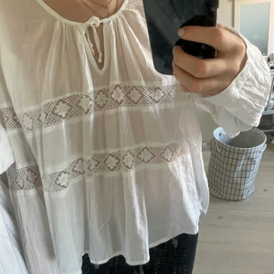 Vit blus - Superfin vit blus köpt för 100kr secondhand men den kommer inte till andvändning så säljer den🫶🏻 hör av er vid frågor eller om ni vill ha fler bilder