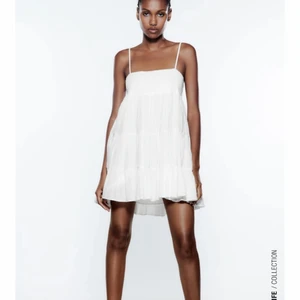 Zara klänning  - Säljer denna fina volangklännkng från zara!  Skriv privat för fler bilder! 🫶🏽❤️‍🩹