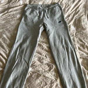 Nike mjukisbyxor - Gråa nike mjukis. Storlek Medium. 