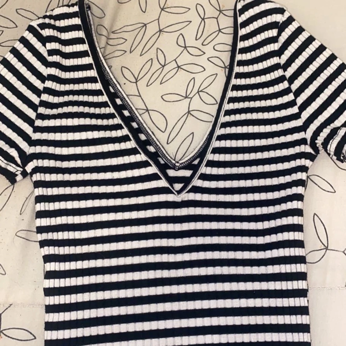 En V ringad  randig topp  - 90