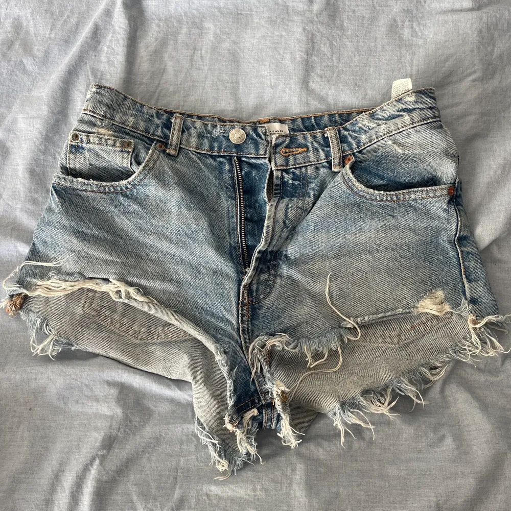 midrise zara jeans shorts köpta förra sommaren(köparen står för frakten). Shorts.