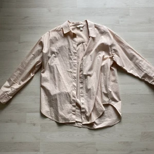 Oversized skjorta i ljusrosa tvätt - En super sval och skön oversized skjorta som sitter så fint på! Använd ett antal gånger men fortfarande i skick🤩🤩