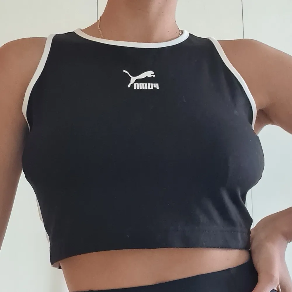Very comfortable Puma crop top.  90's black and white design.. Toppar.