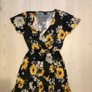 Blommig kläning - Super söt kläning i storlek xs från Gina.