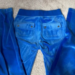 Juicy couture set  - Säljer mitt juicy couture set, de är äkta. Köpte de för 1100kr💙
