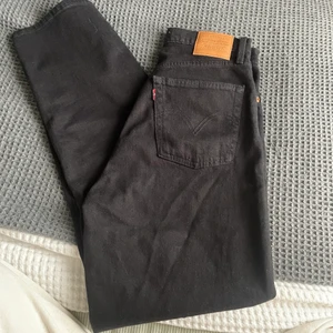 Levis ribcage straight ankle jeans - Har detta par i svart också som jag nu säljer, dessa är inte mycket använda alls så de är i princip i nyskick! Köparen står för frakt