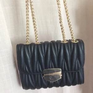 s - en svart väska, jätte fin men använder aldrig. 