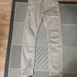 Tiger of Sweden jeans  - Jeans från tiger of Sweden storlek 31/32. Ärvd från kusin men det passar tyvärr ej, är dock bra "condition". Beige färg. Köpare står för frakt  