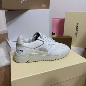 Axel Arigato (st’37) - Hej, säljer dessa nya Axel Arigato skor åt min lilla syster som behöver hjälp att Sälje de vidare som du ser på bilden är dessa nya använda 1-3 gånger fel fra (storlek 37) ny pris 2200kr mitt pris 1399kr kan diskuteras vid smidig affär😀