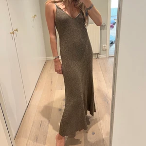 Zara klänning - Fin långklänning med glittertråd i sig i storlek small från Zara⭐️ Aldrig använd med prislapp på! Btw skugga på klänningen på bilden så inga fläckar elr så