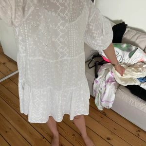 Vit klänning - En vit kortare klänning från stradivarius. Jag är 173 cm lång! 