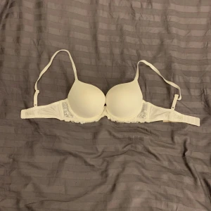 Push-up BH - Nästan aldrig använd, skön vit bh som inte lyser igenom eller skaver. Köpt för 300kr🦋