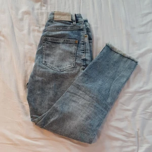 Högmidjade jeans, Lindex, stl 140 - De har reglerbart resår i midjan och en tryckknapp. Jeansen har inga hål, färgfläckar eller liknande. Om du köper fler saker från mig kan jag samfrakta. Skriv för fler bilder eller frågor💗 