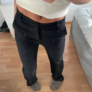 SKITSNYGGA KOSTYMBYXOR  - Jag säljer dessa drömmiga midwaist kostymbyxor! Sparsamt användna, säljer då de är lite för små. Storlek 34, nypris 399kr Mitt pris 220kr + frakt💞